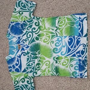 Small unisex Hawaiian patterned/design scrub top